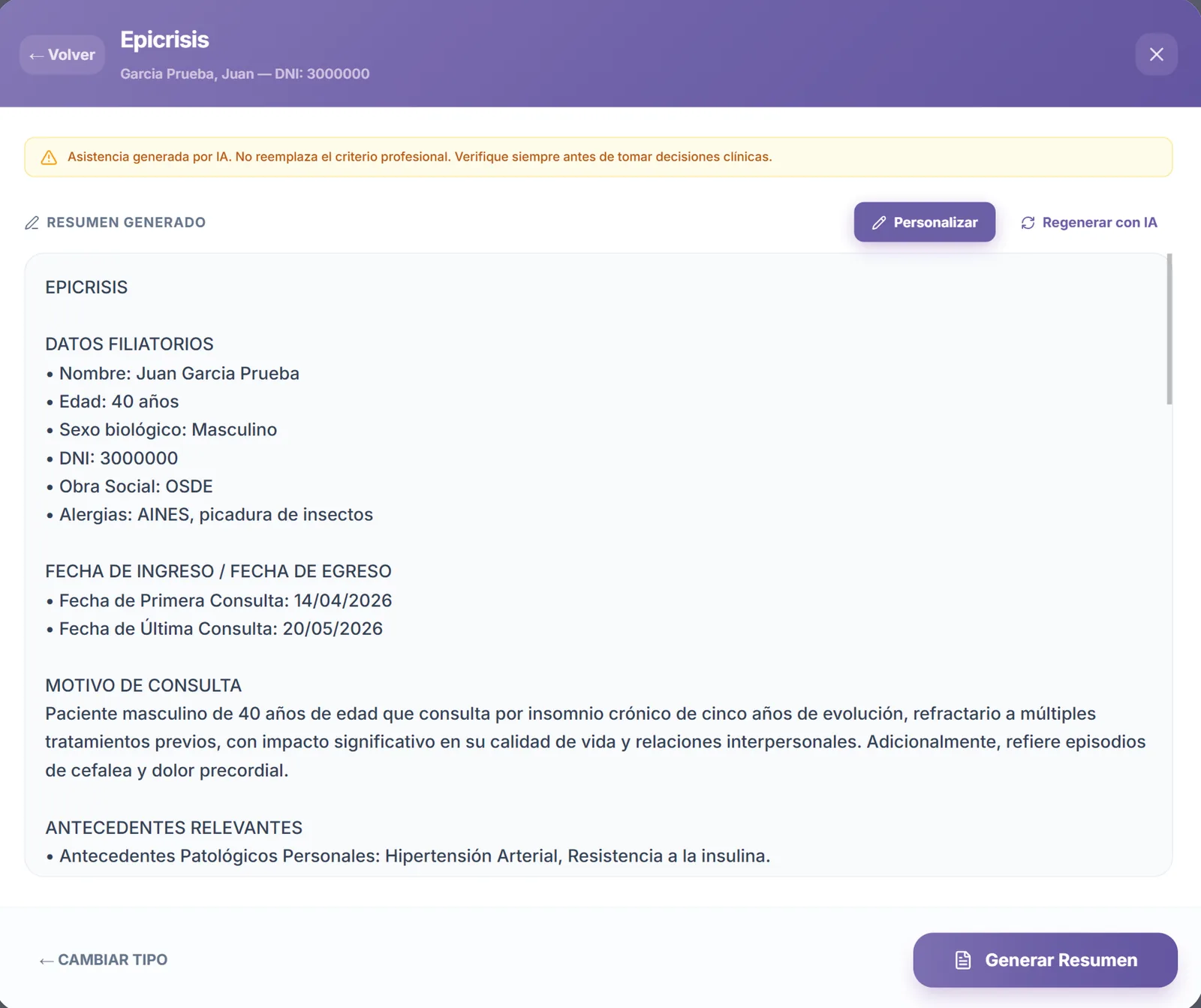 Epicrisis generada por IA con datos filiatorios, motivo de consulta y antecedentes relevantes, con opciones de personalizar y regenerar